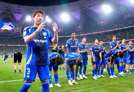 　ＡＣＬＥ決勝で敗れ、サポーターにあいさつする昌子（左）ら町田の選手たち＝４月