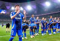 　ＡＣＬＥ決勝で敗れ、サポーターにあいさつする昌子（左）ら町田の選手たち＝４月