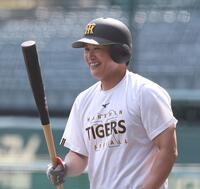 練習の合間に笑顔を見せる伏見（撮影・西田忠信）