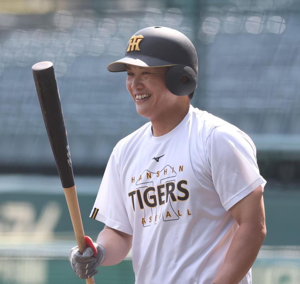 練習の合間に笑顔を見せる伏見（撮影・西田忠信）