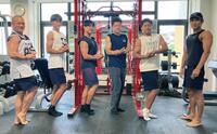 　灘高の筋肉戦士の（左から）的場教諭、坂本さん、中井さん、高木さん、中野さん、川原教諭