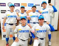 　法大に連勝し、２０１７年秋以来の勝ち点を挙げた東大の大久保監督（後列右から２人目）と選手たち＝１０日