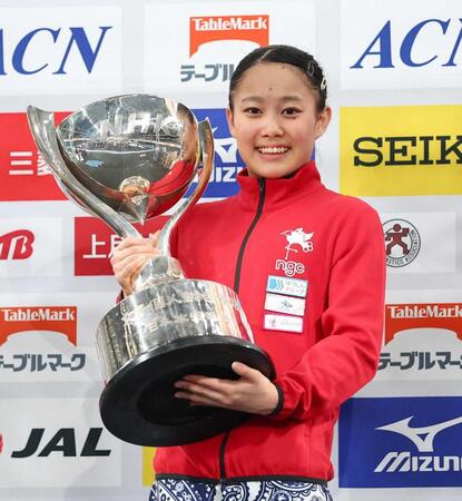 　女子個人総合で優勝し、笑顔を見せる西山実沙