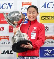 　女子個人総合で優勝し、笑顔を見せる西山実沙