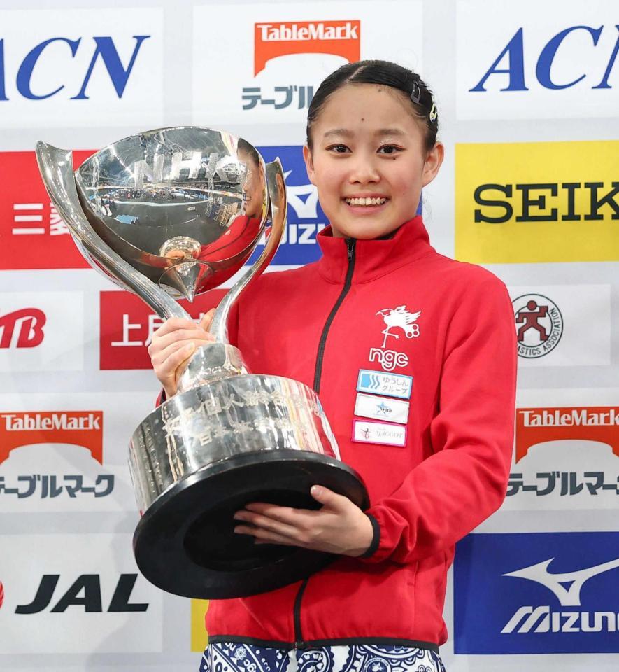 　女子個人総合で優勝し、笑顔を見せる西山実沙