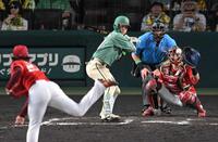 　５日の楽天戦、７回に四球を選ぶ高寺