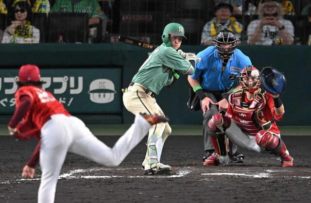 　５日の楽天戦、７回に四球を選ぶ高寺