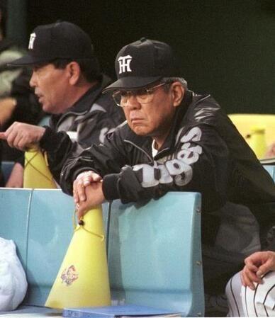 ベンチで戦況を見つめる阪神・野村克也監督＝甲子園（横浜）２０００年５月２日
