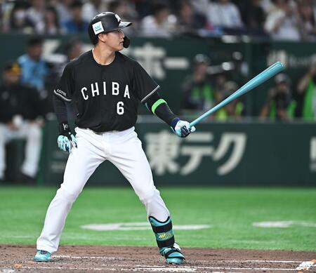 球宴初打席でシーズン中と変わらぬ勇姿を見せるロッテ・西川史礁＝２８日、東京ドーム（撮影・開出牧）