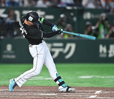 ボールを捕らえて押し込む“分厚いインパクト”を感じさせるロッテ・西川史礁＝２８日、東京ドーム（撮影・開出牧）