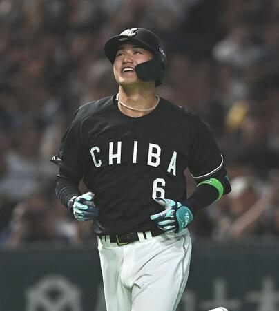 三塁を回って笑顔を輝かせながらホームへ向かうロッテ・西川史礁＝２８日、東京ドーム（撮影・開出牧）