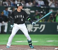 球宴初打席でシーズン中と変わらぬ勇姿を見せるロッテ・西川史礁＝２８日、東京ドーム（撮影・開出牧）