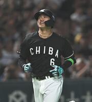 三塁を回って笑顔を輝かせながらホームへ向かうロッテ・西川史礁＝２８日、東京ドーム（撮影・開出牧）