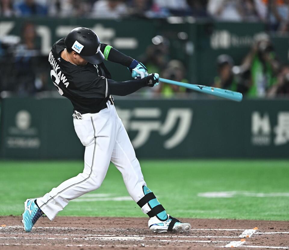 ボールを捕らえて押し込む“分厚いインパクト”を感じさせるロッテ・西川史礁＝２８日、東京ドーム（撮影・開出牧）