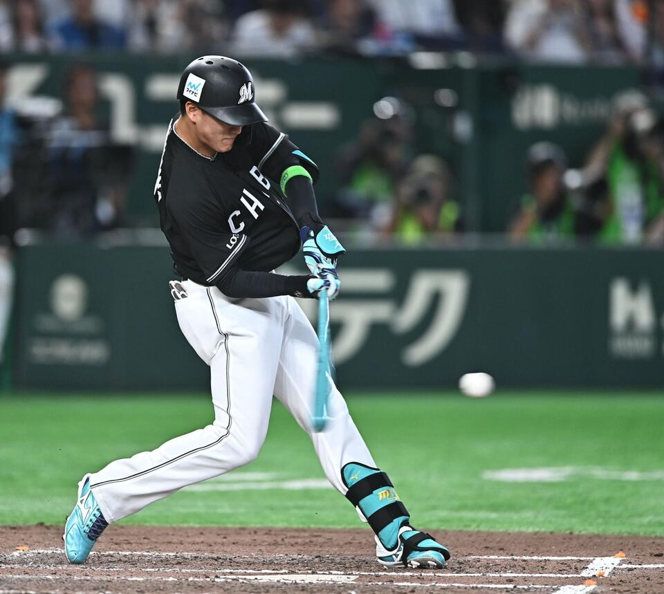 両膝の打撲を感じさせない、下半身のリードと粘りを感じさせるロッテ・西川史礁＝２８日、東京ドーム（撮影・開出牧）