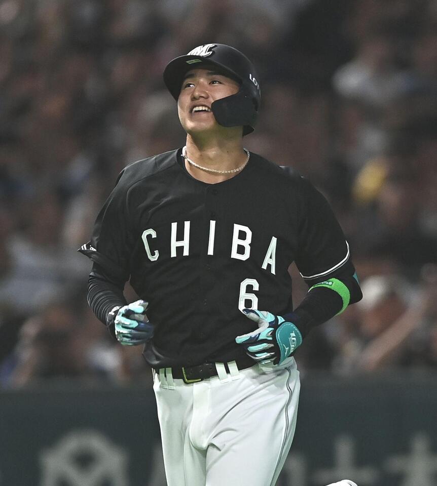 三塁を回って笑顔を輝かせながらホームへ向かうロッテ・西川史礁＝２８日、東京ドーム（撮影・開出牧）