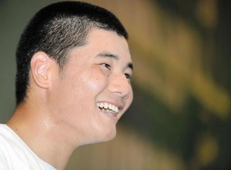 ７月３０日、囲み会見で一年生らしい笑顔が弾ける早実・清宮幸太郎＝東京・王貞治記念グラウンド（撮影・開出牧）