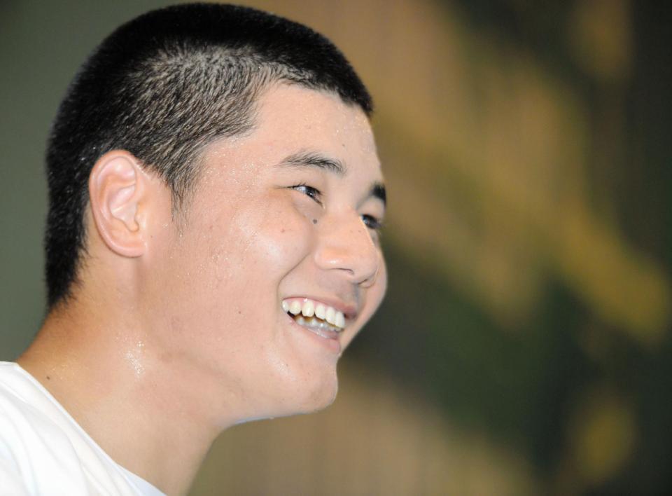 ７月３０日、囲み会見で一年生らしい笑顔が弾ける早実・清宮幸太郎＝東京・王貞治記念グラウンド（撮影・開出牧）