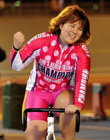 ２３日、ＳＮＦで連覇を果たし笑顔でガッツポーズを決める小林優香＝函館競輪場（撮影・開出牧）