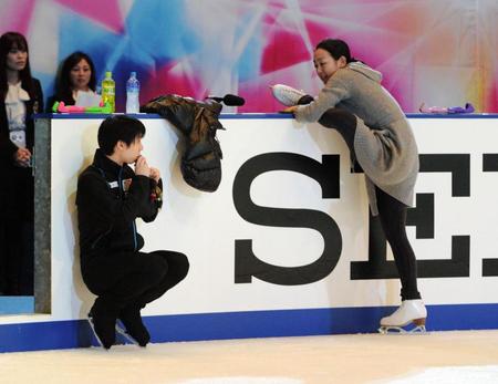 エキシビジョン練習前、羽生結弦と言葉を交わす浅田真央＝長野ビッグハット（撮影・開出牧）