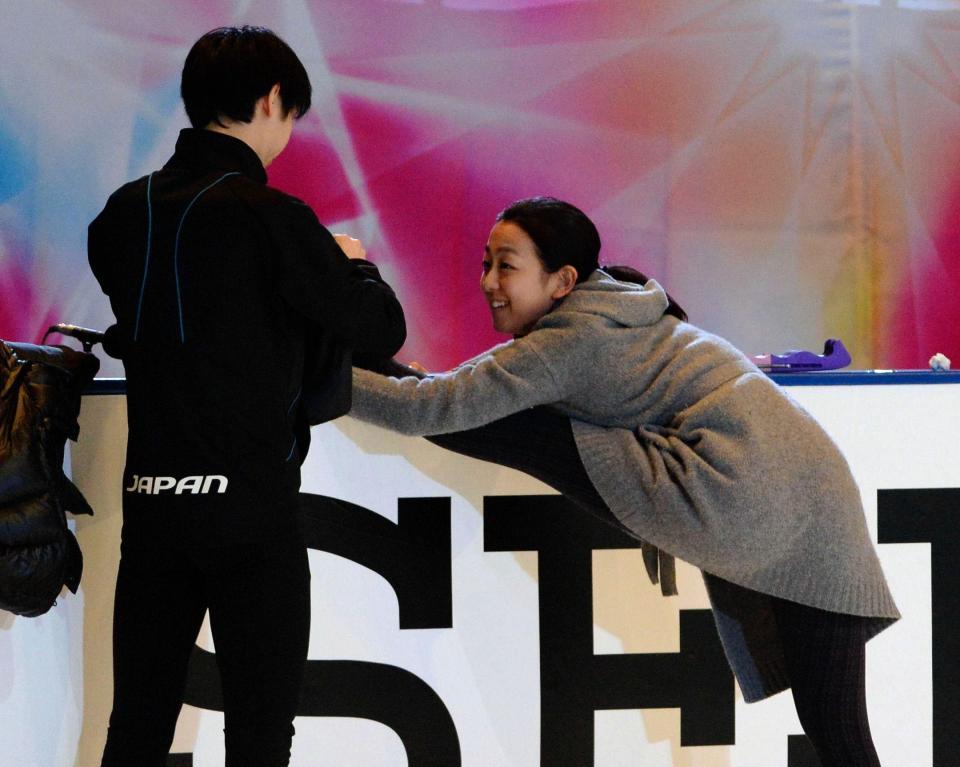 エキシビジョン練習前、歩み寄る羽生結弦（左）にほほ笑む浅田真央＝長野ビッグハット（撮影・開出牧）