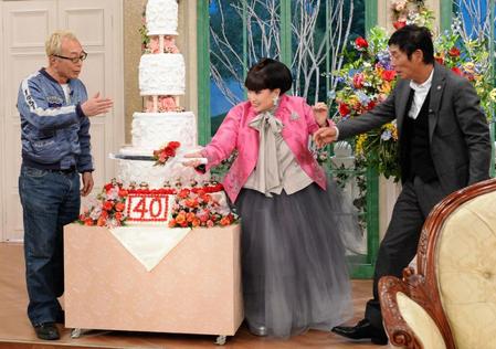 ２２日、テレビ収録でケーキカットのナイフを突き出し、芸人顔負けのボケをかます黒柳徹子（中央）。左はゲストの所ジョージ、右は明石家さんま＝東京・テレビ朝日（撮影・開出牧） 