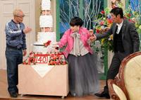 ２２日、テレビ収録でケーキカットのナイフを突き出し、芸人顔負けのボケをかます黒柳徹子（中央）。左はゲストの所ジョージ、右は明石家さんま＝東京・テレビ朝日（撮影・開出牧） 