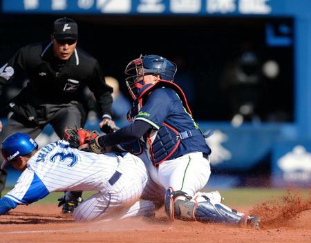 ５回１死三塁、白崎の右飛で三塁から滑り込むＤｅＮＡ・柴田竜拓（左）をタッチアウトにするヤクルト・中村悠平＝横浜スタジアム（撮影・開出牧）