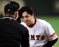 試合前のメンバー表交換を終え、主審と握手を交わす巨人・高橋由伸監督。隙（すき）のない勝負師の顔を見せる＝１７日、東京ドーム（撮影・開出牧）