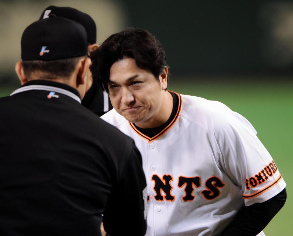 試合前のメンバー表交換を終え、主審と握手を交わす巨人・高橋由伸監督。隙（すき）のない勝負師の顔を見せる＝１７日、東京ドーム（撮影・開出牧）