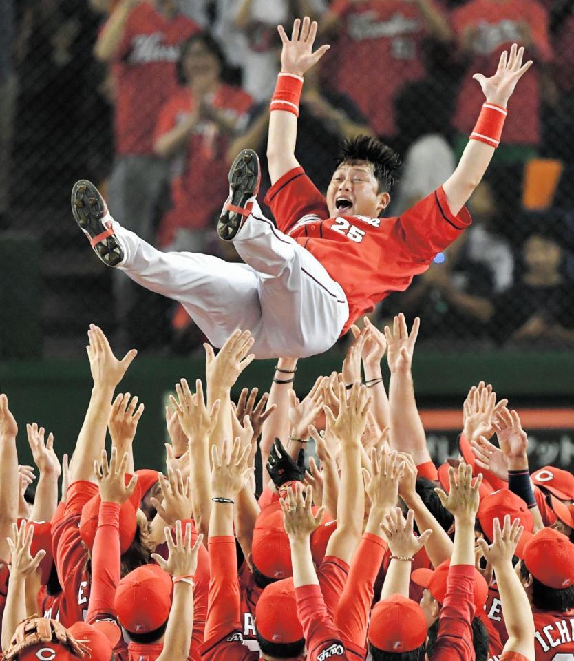 チームメイトの手で高々と宙に舞う広島・新井