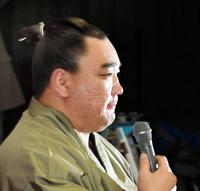 表情を変えず、会見に臨む日馬富士＝１１月２９日