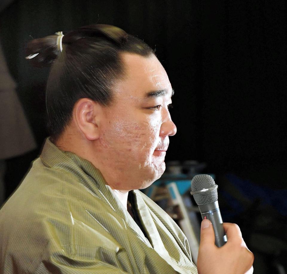 表情を変えず、会見に臨む日馬富士＝１１月２９日
