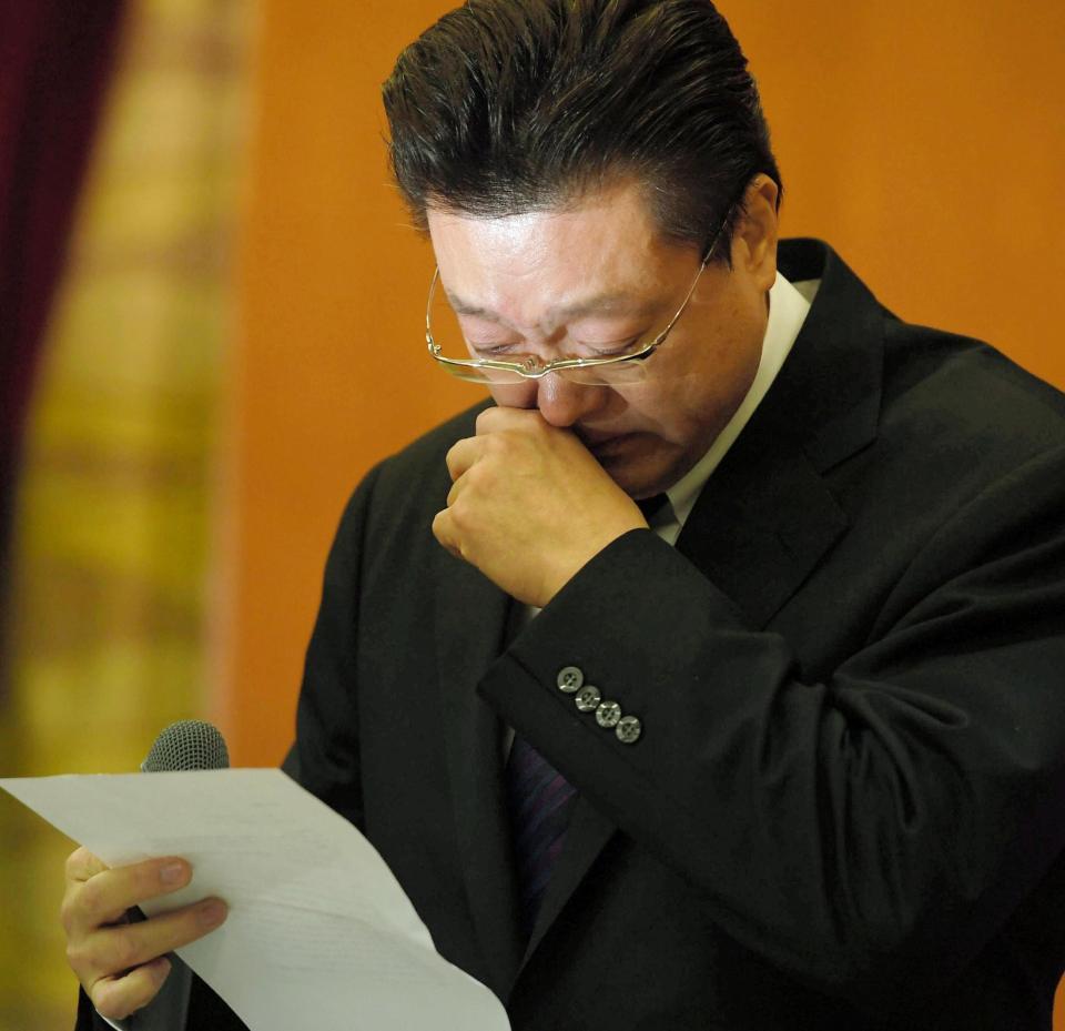 日馬富士とは対照的に号泣する伊勢ヶ浜親方＝１１月２９日