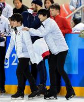 エキシビションの練習中、元気のない宇野昌磨（左）を鼓舞する羽生結弦＝江陵