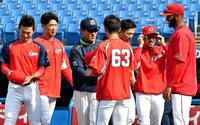 試合前、ヤクルト・河田コーチ（左から３人目）を広島ナインが笑顔で囲んだ＝神宮（撮影・金田祐二）