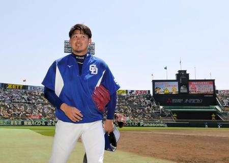 ５日阪神対中日の試合前練習を終え、引き揚げる松坂＝甲子園（撮影・高部洋祐）