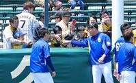 ４日阪神対中日の試合前、阪神ファンの子どもたちと握手を交わす松坂＝甲子園（撮影・高部洋祐）