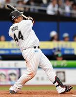 　８回、勝ち越しの中前適時打を放つ井上晴哉