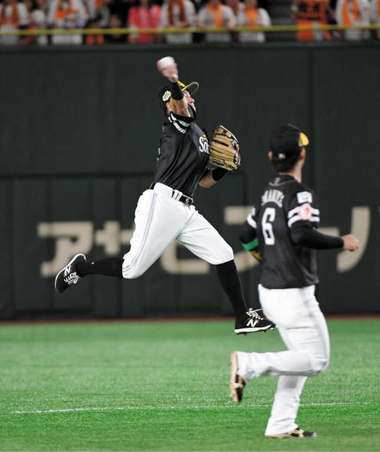 ソフトバンクの強さを感じさせる、川島慶三の華麗なプレー/カメラマン