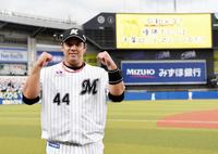 試合後、カメラマンの要望に応えて笑顔でガッツポーズを決めるロッテ・井上晴哉＝４日、ＺＯＺＯマリン（撮影・開出牧）