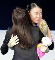 表彰式でプレゼターを務めるキム・ヨナさんに祝福される紀平梨花＝韓国ソウル（撮影・堀内翔）