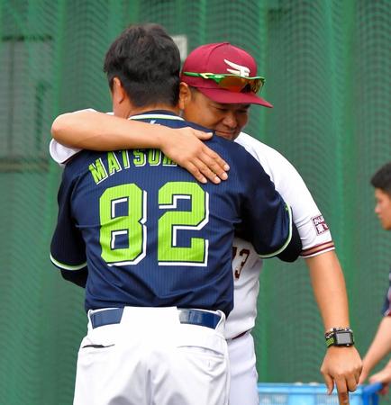 ヤクルトのコーチたちに励まされる楽天・野村克則コーチ（右）＝金武町ベースボールスタジアム（撮影・出月俊成）