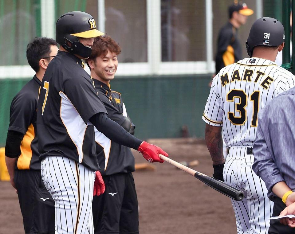 阪神 糸井 マルテに気合の ケツバット カメラマン発 オピニオンｄ デイリースポーツ Online