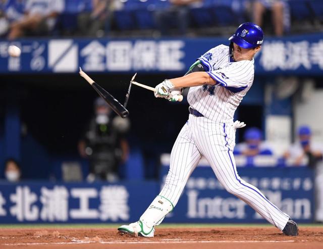 DeNA・佐野、バットを折られても…力感あふれるフォームに