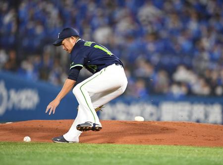 ２回ＤｅＮＡ２死、足元を襲うロペスの打球にグラブを出し、はじいて三塁側に転がった打球を素早く拾うヤクルト・石川雅規＝３０日、横浜スタジアム（撮影・開出牧）