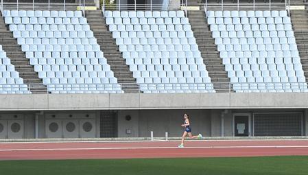 無観客のスタンドを横目にゴールを目指す一山麻緒＝１月31日、ヤンマースタジアム長居（撮影・高部洋祐）