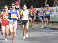 10周目、周回遅れの選手ら（左手前）を横目に力走する一山麻緒（右から２人目）。右端はペースメーカーの川内優輝＝１月31日、長居公園（撮影・高部洋祐）