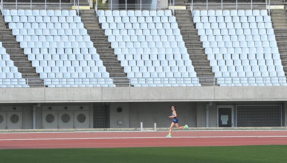 無観客のスタンドを横目にゴールを目指す一山麻緒＝１月31日、ヤンマースタジアム長居（撮影・高部洋祐）