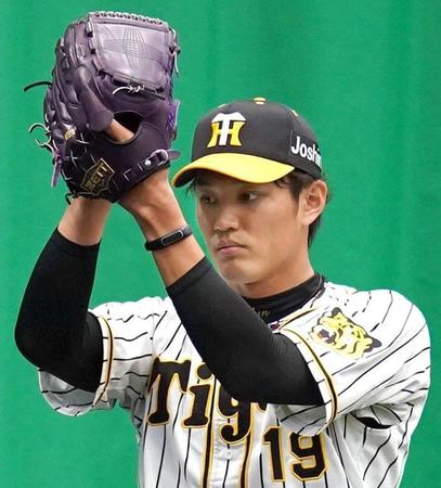 ワインドアップで投げる藤浪＝宜野座（撮影・山口登）